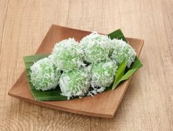 Membuat Kue Klepon Berbahan Alami